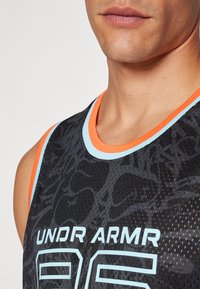 Zwarte mesh tanktop met een textuurpatroon, blauwe en oranje bies, en witte bedrukte tekst met de tekst "UNDR ARMOR 96."