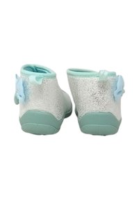 Stivaletti argento scintillanti con una morbida fodera e suola verde menta. Caratterizzati da un fiocco decorativo verde menta sul retro e suola antiscivolo testurizzata.