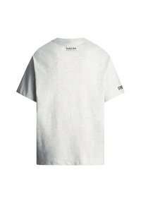 Camiseta de algodón gris claro con mangas cortas, que presenta un logo en la parte trasera del cuello y un pequeño logo en la manga izquierda. Diseño sencillo y casual.