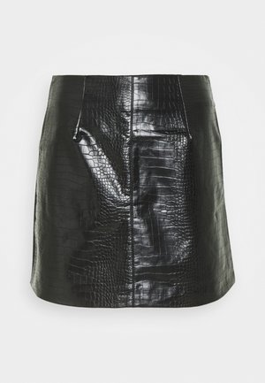 Mini-jupe en cuir synthétique noir avec une texture embossée croco, dotée d'une couture frontale et de lignes épurées. Aucun matériel visible ni accents.