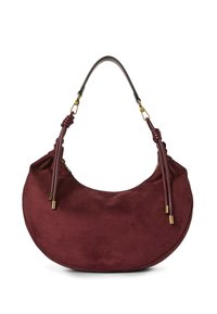 Sac à main en cuir suédé bordeaux, de forme croissante, texture lisse, et avec des accents en cuir noués sur une sangle sombre ; fermeture zippée.