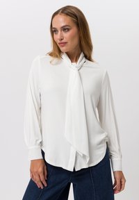 Witte blouse met lange mouwen van gladde stof, voorzien van een gestrikt halsdoekje, knoopsluiting en geplooide manchetten; casual pasvorm en gebogen zoom.