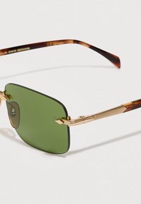 Óculos de sol retangulares com lentes verdes, armação em metal dourado e hastes com padrão de tartaruga, sobre um fundo branco.