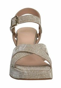 Strappy sandaal in metallic goud, met een kruislingse ontwerp, gestructureerde banden, een gesp-sluiting en een dikke, vierkante hak.
