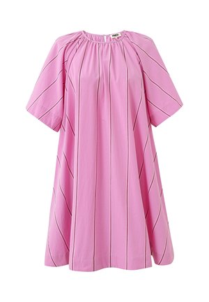 Robe rose ample jusqu'aux genoux avec manches courtes et fines rayures blanches verticales, encolure froncée avec petite fermeture par bouton au dos.