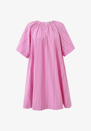Robe rose ample jusqu'aux genoux avec manches courtes et fines rayures blanches verticales, encolure froncée avec petite fermeture par bouton au dos.