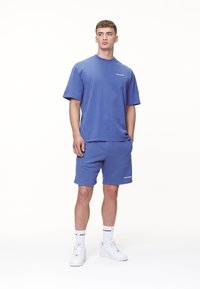 Pegador LOGO TEE - Basic póló - washed retro blue/white gum