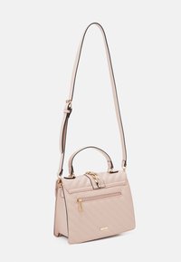Růžová prošívaná kabelka se strukturovaným tvarem, horní rukojetí a nastavitelným ramenním popruhem. Obsahuje zlaté hardware a přední kapsu na zip.