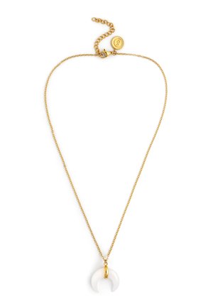Collar de cadena dorada con colgante de media luna blanca y cierre ajustable con un pequeño dije redondo al final.