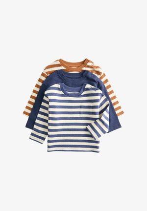 Drie shirts met lange mouwen voor peuters in blauw en wit, effen marineblauw, en bruin-witte strepen, elk met drukknopen op de schouder.