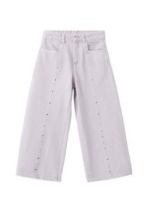 Jean gris clair à jambes larges avec poches avant, passants de ceinture, fermeture par bouton et rangées verticales de petits clous le long des jambes.