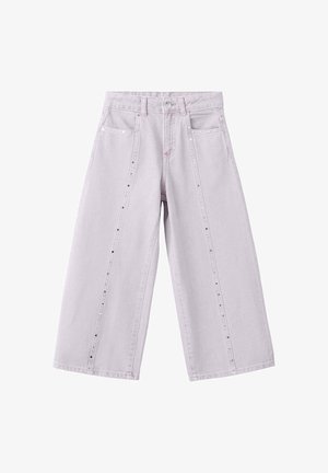 Jean gris clair à jambes larges avec poches avant, passants de ceinture, fermeture par bouton et rangées verticales de petits clous le long des jambes.