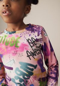 Next REGULAR FIT - Hosszú ujjú felső - purple graffiti
