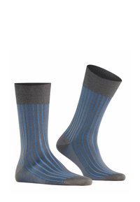 Graue Socken mit vertikalen blauen Streifen, die einen gerippten Bund und eine verstärkte Zehenpartie aufweisen, nebeneinander vor einem weißen Hintergrund präsentiert.
