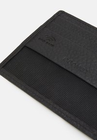 Svart plånbok med texturerad läder och nätmaterial. Innehåller fack för kort och en präglad logotyp. RFID-skydd anges.