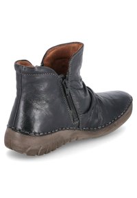 Bottines en cuir noir avec fermeture éclair, design froncé, doublure int�érieure marron et semelle en caoutchouc texturée.