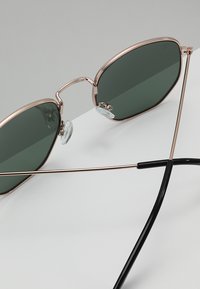 CHPO IAN UNISEX - Sončna očala - gold-coloured/green