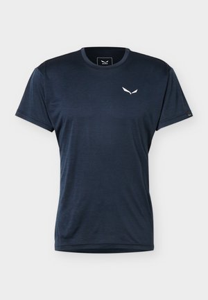 Μπλε ναυτικό αθλητικό κοντομάνικο T-shirt με στρογγυλή λαιμόκοψη, μικρό λευκό λογότυπο στο αριστερό στήθος και στο μανίκι, σε απλό φόντο.