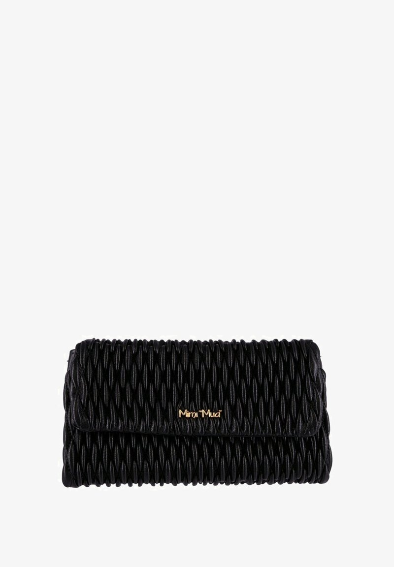 Borsa a mano nera con texture plissettata, caratterizzata da un accento in oro sul logo. Il design è rettangolare con chiusura a patta.