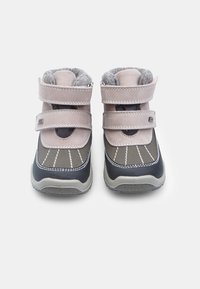 Melni un pelēki ziemas zābaki ar strukturētu gumijas zoli, divām Velcro siksnām un mīkstu pelēku odere. Uzlabotas šuvju detaļas visā zābaka virsmā.