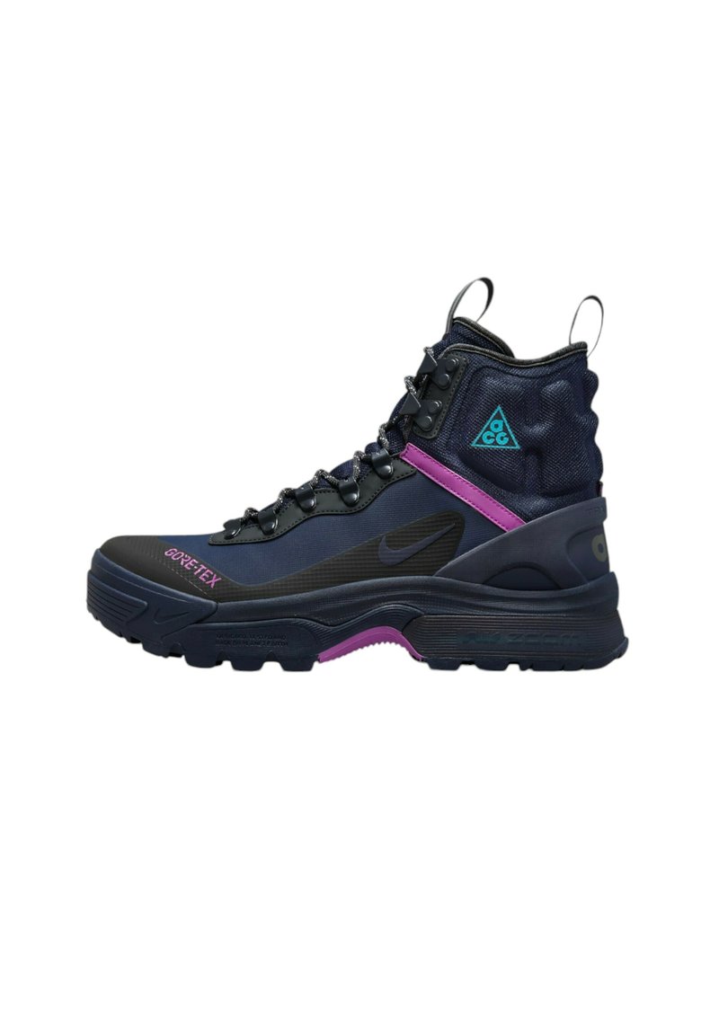 Svarta och lila högsångsskor med Gore-Tex-material, strukturerad tyg, framträdande snörningssystem och en distinkt logotyp på vristen.