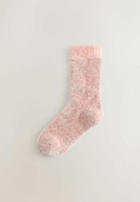 Bløde, lyserøde, fuzzy sokker med en struktureret krop og en plysch, fuzzy manchet. Ankel-længde design egnet til afslappet brug.