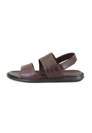 Bruine leren sandalen met twee brede banden en een achterkantband, met een gladde textuur en een vlakke zwarte rubberen zool.