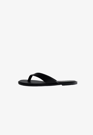 Zwarte platte teenslipper met een eenvoudige zool en een enkele brede band over de voet.