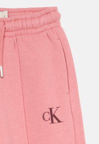 Calvin Klein Jeans LOGO JOGGER - Treniņtērpa apakšdaļas - brandied apricot