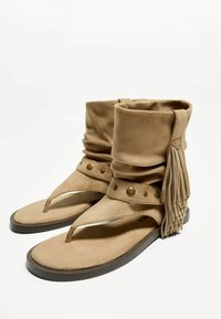 Bershka FLAT WITH FRINGING - GAITER  - Sandale cu baretă pe gleznă - sand