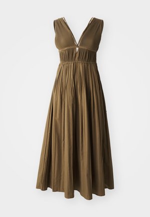 Vestito marrone lunghezza ginocchio con scollatura a V profonda, gonna plissè e spalline decorative. Realizzato in tessuto liscio, presenta un corpetto aderente.