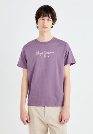 Camiseta de algodón morada con mangas cortas, escote redondo y logo blanco de "Pepe Jeans London" impreso en la parte frontal.