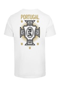 Hvid T-shirt med et dristigt sort og guld design, der viser "PORTUGAL" og "2024" med et skjold og kors motiv i midten.