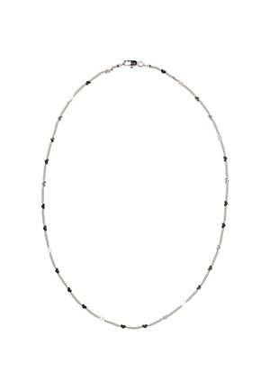 Collier délicat en chaîne d'argent avec de petits charms en forme de cœur noirs et argentés alternés, espacés uniformément le long de la chaîne.
