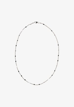 Feine Silberkettette mit kleinen, abwechselnd schwarzen und silberfarbenen herzförmigen Anhängern, gleichmäßig entlang der Kette verteilt.