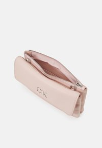 Calvin Klein RE LOCK  - Umhängetasche - spring rose