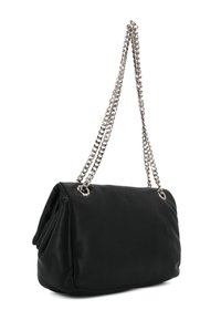 Borsa a tracolla in pelle nera con una consistenza morbida, dotata di tracolle in catena argentata e un design morbido. Stile minimalista senza loghi visibili.