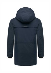 Granatowa wodoodporna kurtka z kapturem. Posiada gładką tkaninę, elastyczne mankiety i szew z tyłu. Minimalistyczny design.