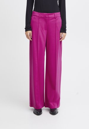 Pantalones de pierna ancha de talle alto en tela rosa brillante. Presentan líneas limpias, dos bolsillos frontales y una textura suave.