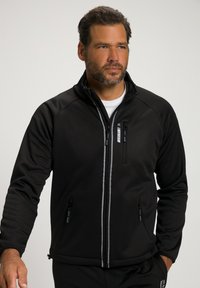 Czarna kurtka softshell z wysokim kołnierzem, zamykanymi na zamek kieszeniami oraz odblaskowymi detalami z przodu. Dopasowany krój z gładką teksturą.