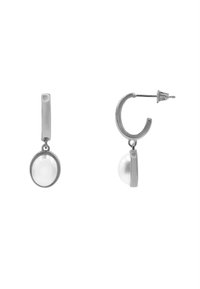 Orecchini a cerchio d'argento con una perla bianca pendente. La perla è incastonata in una cornice arrotondata, che combina texture lisce e lucide.