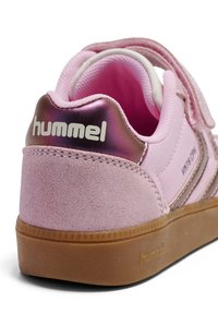 Rosa Wildledersneaker mit strukturierter Gummisohle, Klettverschluss und metallischem Akzent an der Ferse mit der Markenbezeichnung "hummel".