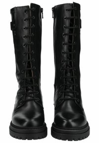 Bottes noires en cuir, arrivant jusqu'au genou, avec un laçage à l'avant, une fermeture éclair sur le côté, une semelle en caoutchouc épaisse et une texture lisse. Comprend des œillets et un matériel minimal.