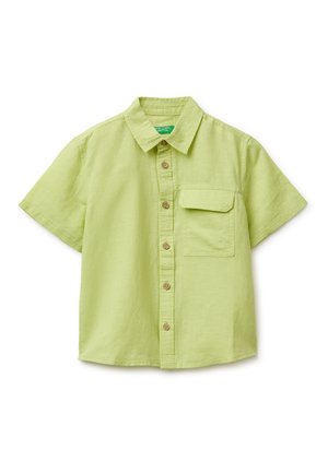 Camicia verde chiaro a maniche corte con bottoni, colletto e una tasca con pattina sul petto sinistro, distesa su uno sfondo bianco.