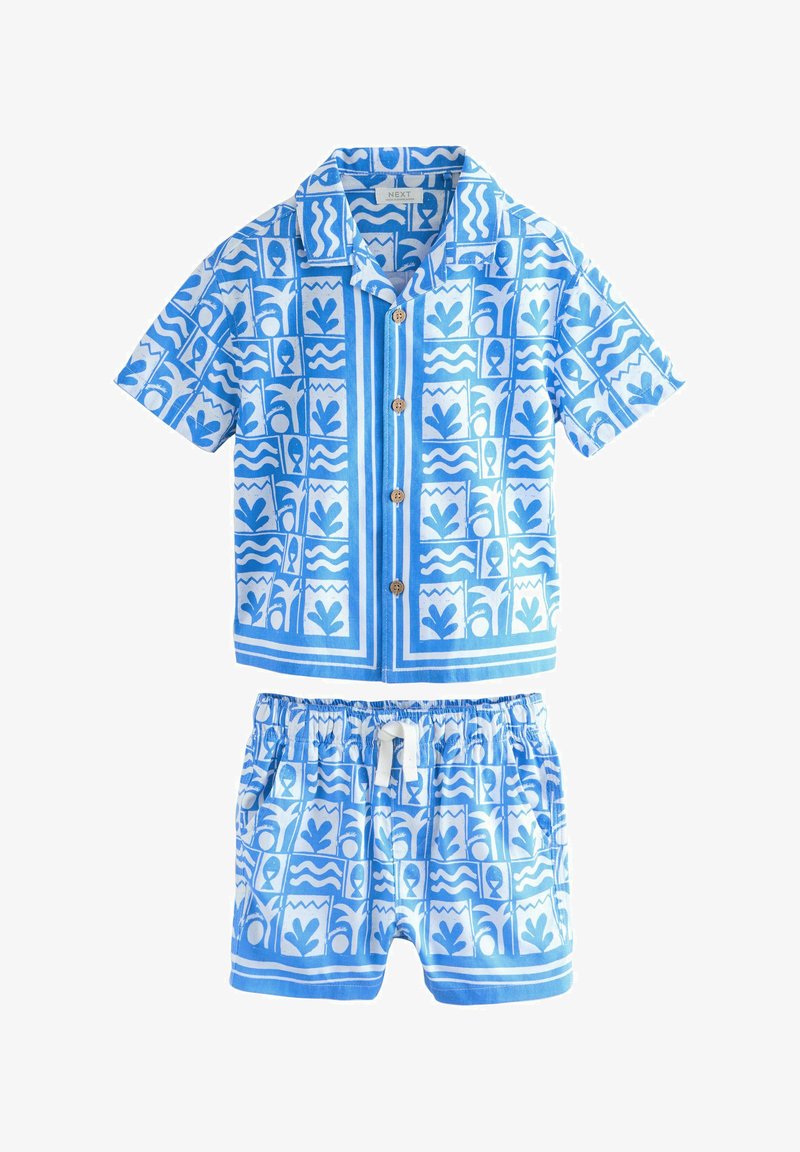 Blau-weißes kurzärmeliges Hemd mit Knöpfen und Shorts mit abstrakten Blumen- und Wellenmustern.