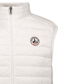 Witte gewatteerde mouwloze jas met ritssluiting aan de voorkant en een ronde logo patch met een silhouet op een scooter en de tekst "Just over The Top JOTT".