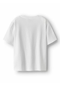 Vit t-shirt med kort ärm i bomull. Har en rund halsringning och en avslappnad passform. Slät textur utan mönster eller detaljer.