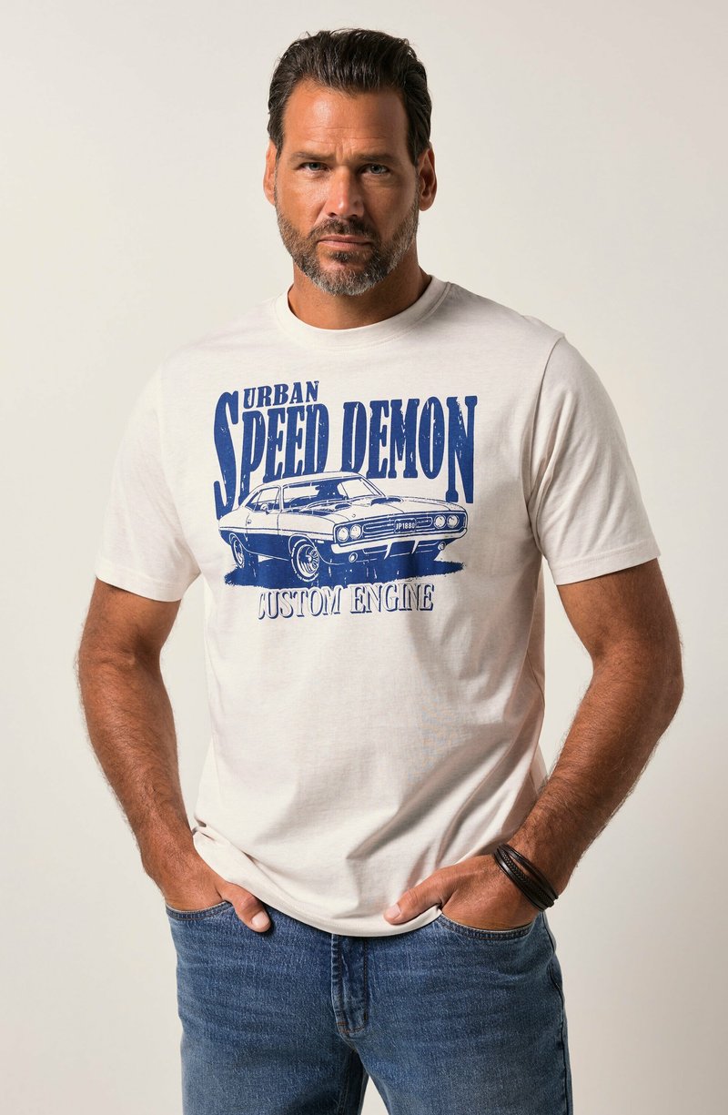 Bílý bavlněný tričko s modrou grafikou klasického auta a textem "Urban Speed Demon" nad "Custom Engine". Krátké rukávy, kulatý výstřih.