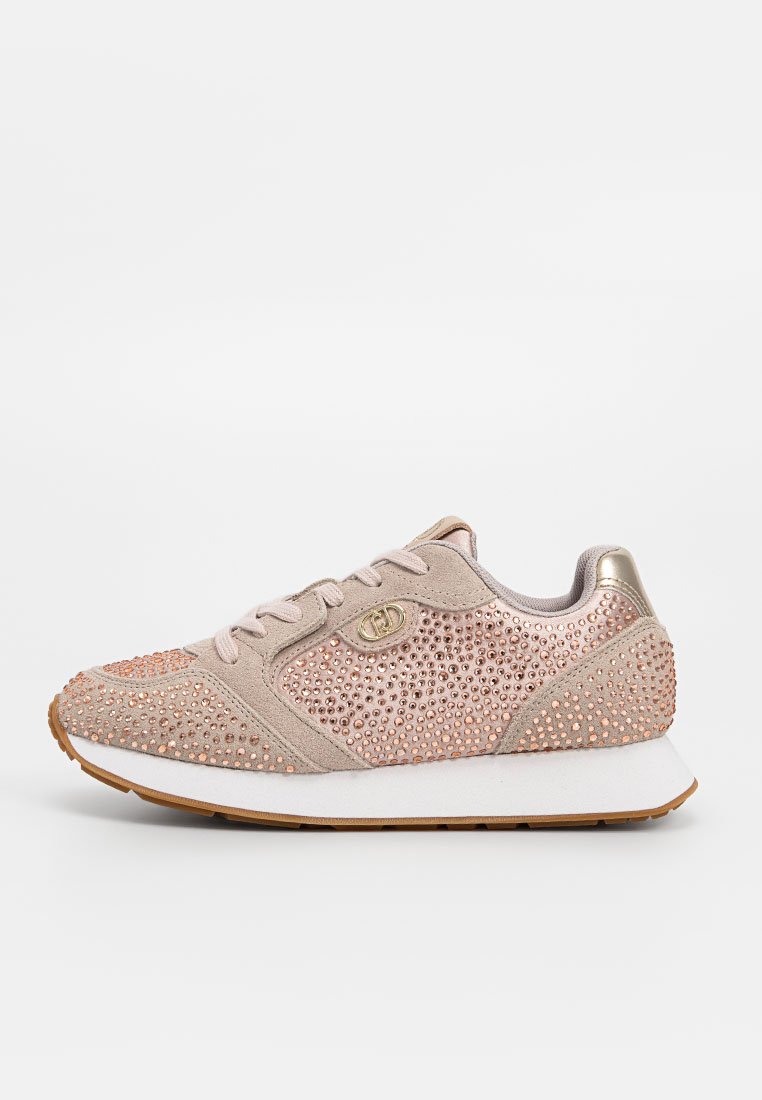 Sneaker beige con accenti in rosa oro scintillanti, texture in suede, chiusura con lacci sul davanti e suola bianca. Presenta un dettaglio del logo sul lato.