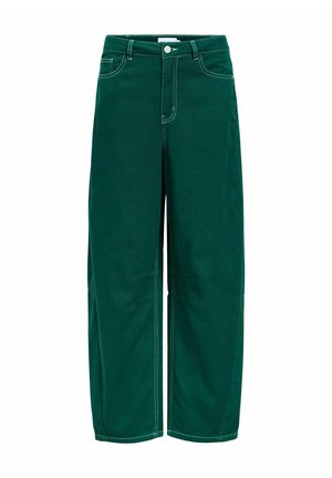 Pantalon large vert foncé avec bouton, fermeture éclair et poches à l'avant, avec des surpiqûres blanches contrastantes.